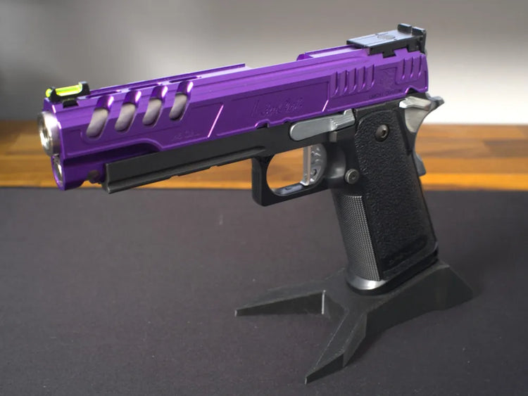 Soporte de sobremesa mostrado con una réplica Tokyo Marui Hi-Capa de airsoft no incluida.