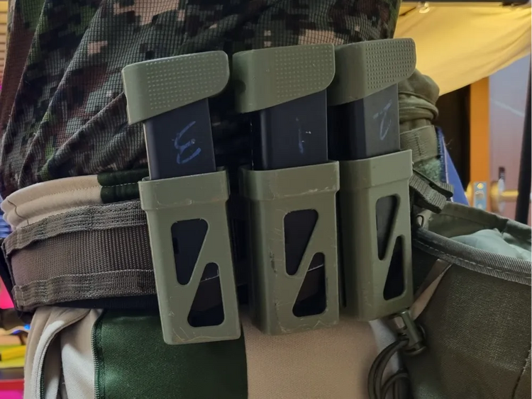 Fundas para cargadores Glock de airsoft. Venta por una funda; cargadores y cinturón no incluidos.
