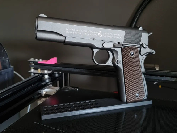 Soporte de sobremesa mostrado con una réplica Colt M1911 A1 de airsoft no incluida.