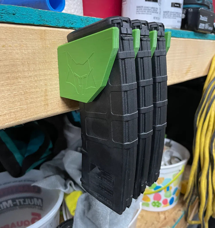 Soporte para cargadores AR15 mostrado con cargadores no incluidos.