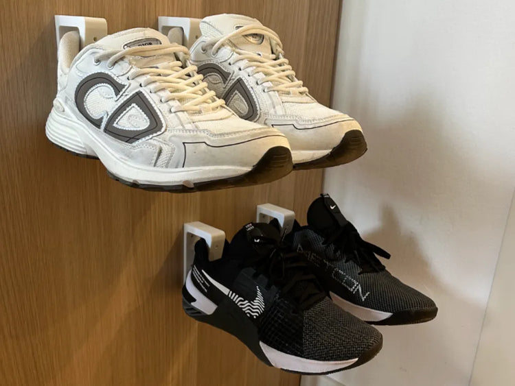 Percheros para zapatos mostrados con calzado no incluido. Venta por unidad.
