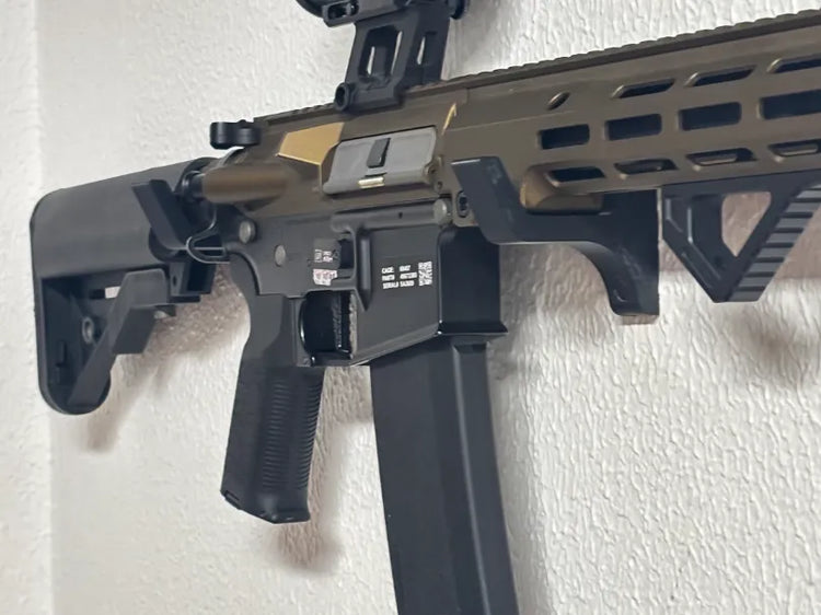 Réplica M4 de airsoft mostrada en un soporte de pared.