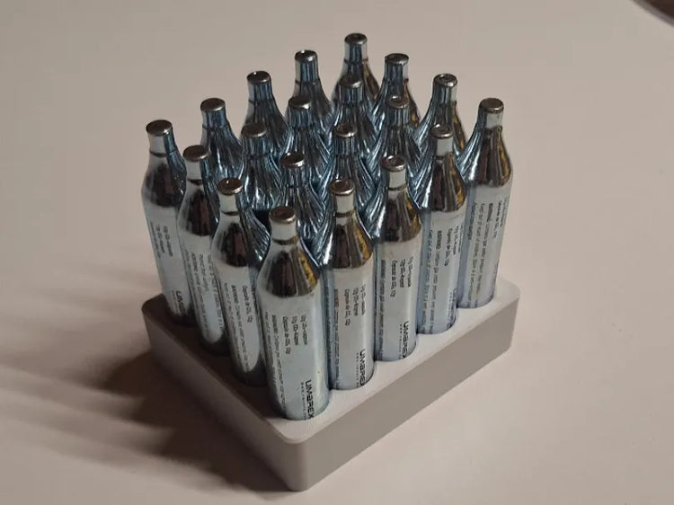 Soporte para organizar cartuchos de CO₂ de 12 g, mostrado con cartuchos no incluidos.