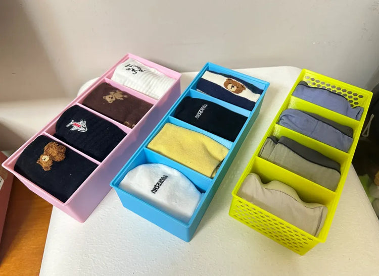 Cajas organizadoras con compartimentos para calcetines y ropa interior. Venta por una caja, sin prendas.