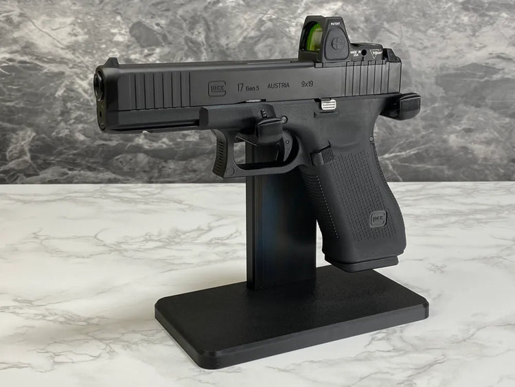 Soporte de exhibición mostrado con una pistola de airsoft no incluida.