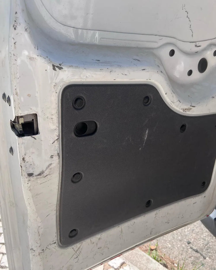 Panel interior de puerta de furgoneta con orificios para clips de fijación