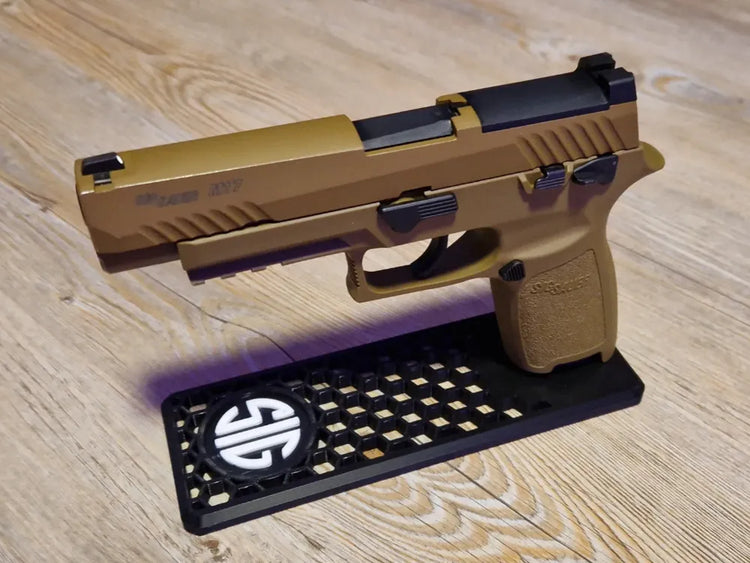 Soporte de exposición mostrado con una réplica Sig Sauer P320 M17 de airsoft no incluida.